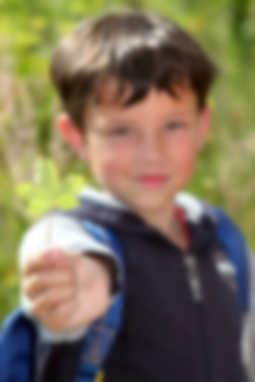 Kind mit Blatt der Hans-Christian-Andersen-Schule bei der Wald-Klima-Rallye
